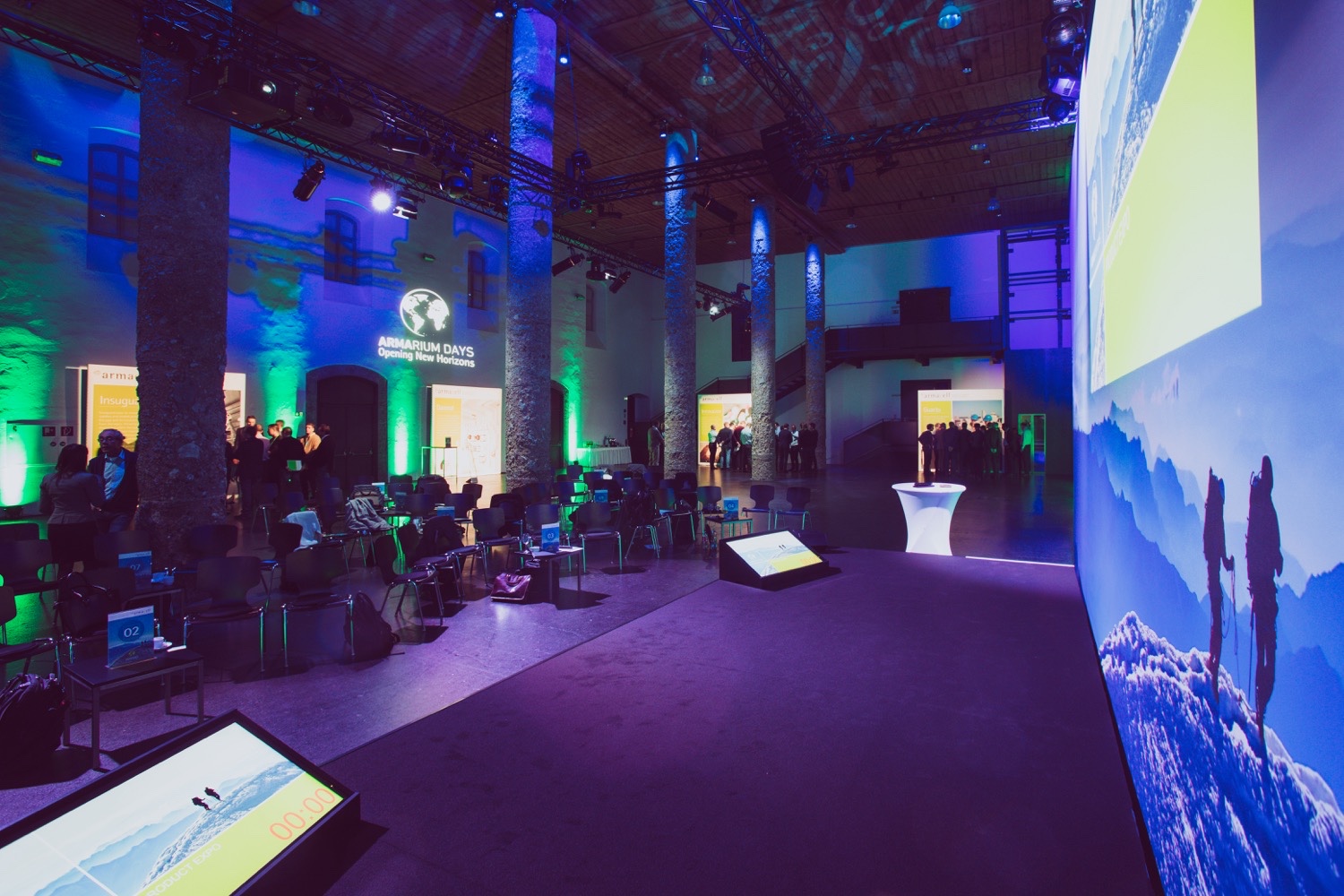 Armacell Führungskräftetagung mit großer Bühnenleinwand und Telepromptern Blick von der Bühne der Armacell Armarium Days Führungskräftetagung mit großer Leinwand, Telepromptern und Event-Setup in Innsbruck.
