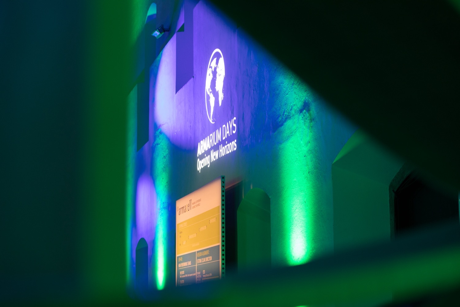 Armacell Armarium Days Logo als Wandprojektion im Eventraum Atmosphärische Szenenaufnahme der Armacell Armarium Days mit Logo-Wandprojektion und hochwertiger Eventinszenierung.