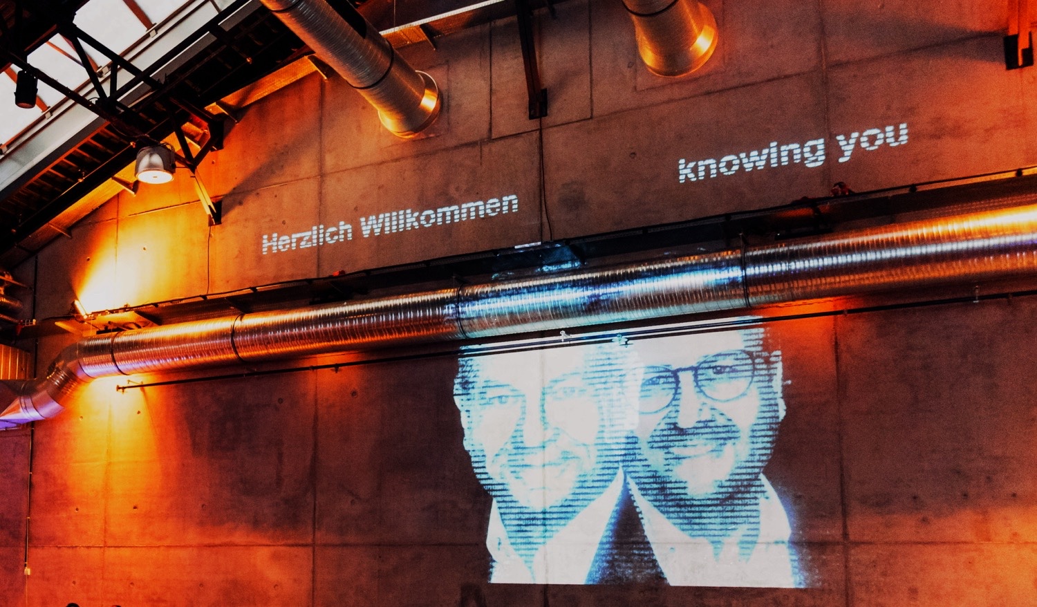 Gestalteter Willkommensbereich der BANSBACH Jubiläumsgala mit illustrativer Wandgestaltung in den Wagenhallen Stuttgart