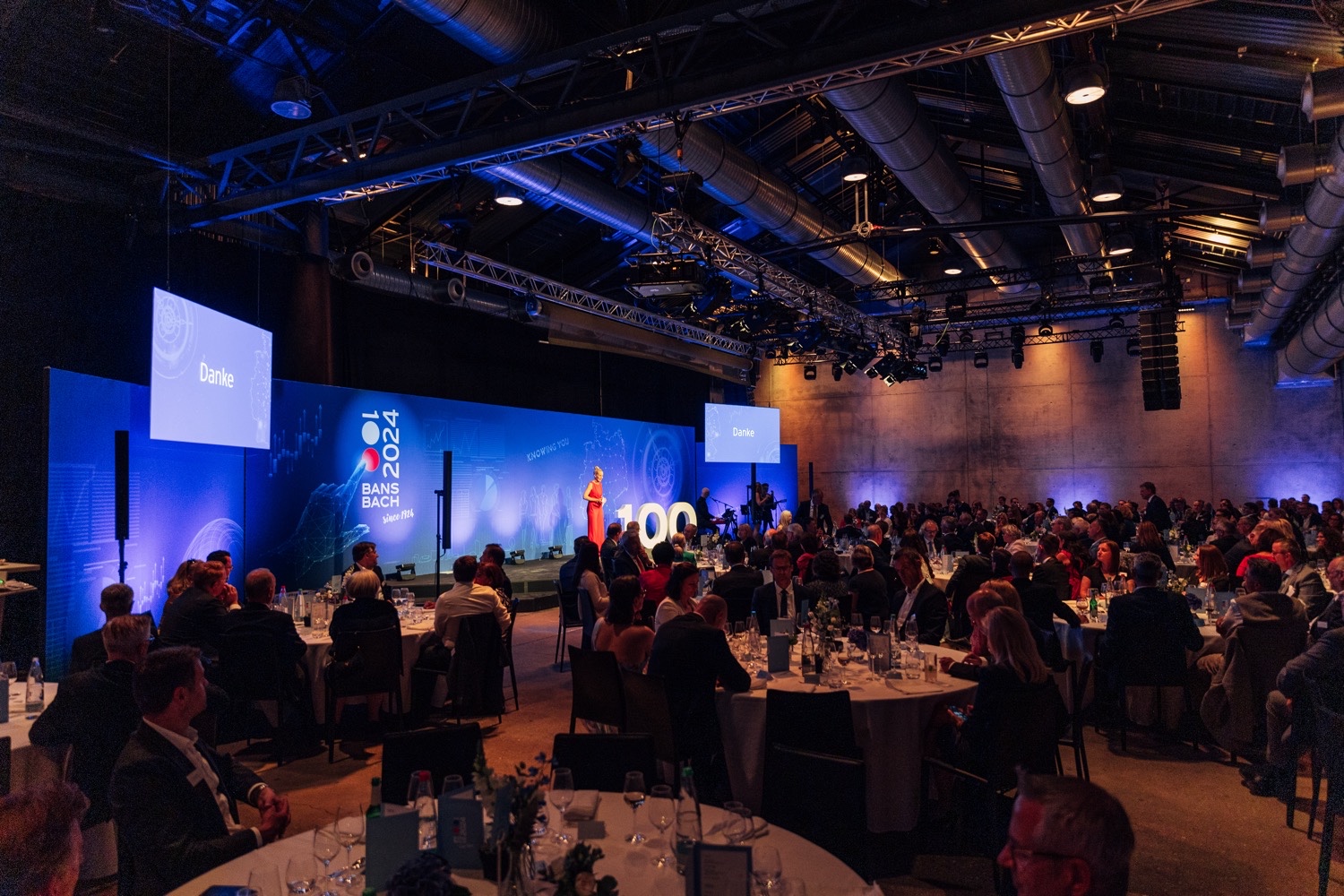 Gäste beim Galadinner der 100 Jahre BANSBACH Kundengala mit Blick auf Bühne und Sprecherin