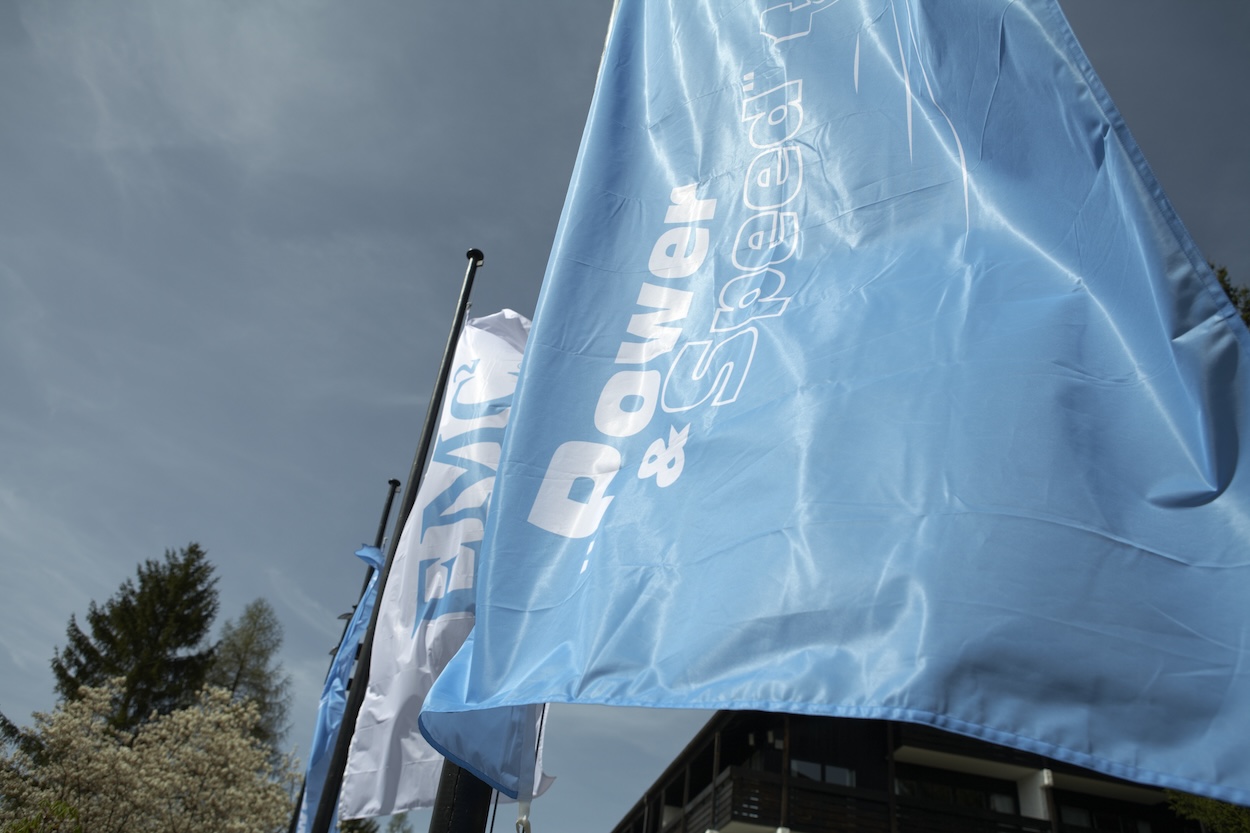 EMC Power und Speed Event Branding für Partner-Event Blaue und weiße Flaggen mit Power & Speed Branding beim EMC Partner-Event