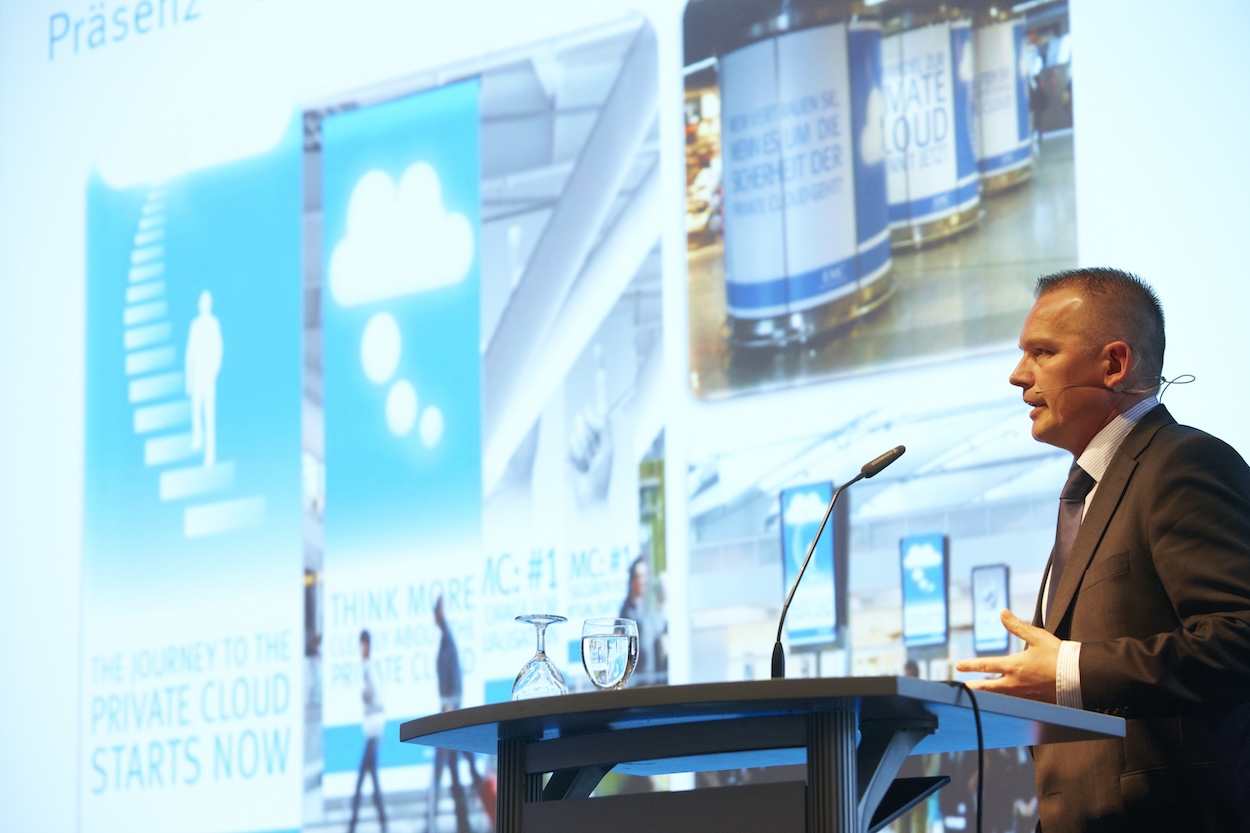 Keynote beim EMC Sales- und Partnerevent Power und Speed Sprecher auf der Bühne beim EMC Power und Speed Sales- und Partnerevent