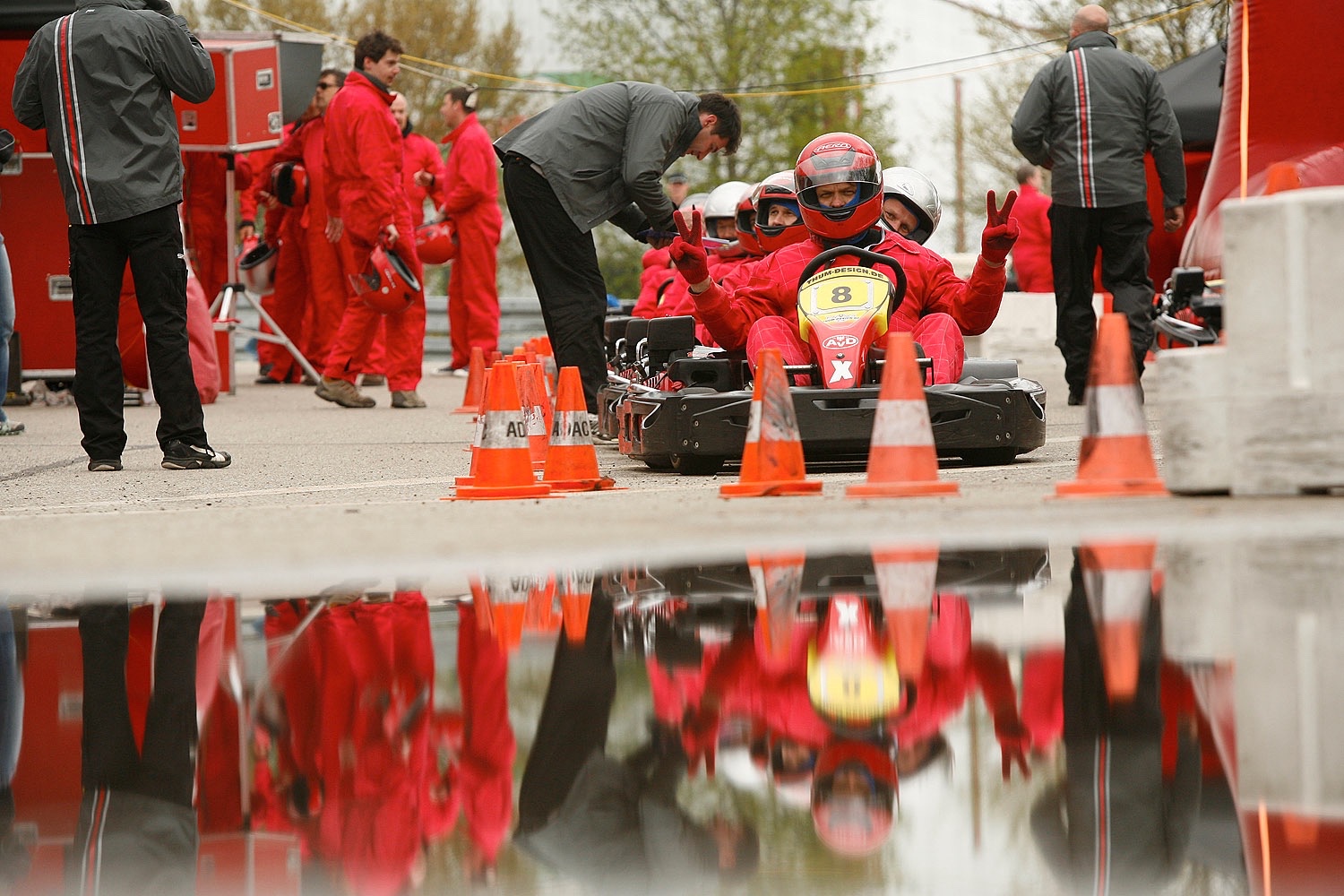 Boxenstopp Challenge beim EMC Partner-Event Power und Speed Teilnehmer führen einen Boxenstopp an einem GoKart beim EMC Power und Speed Event durch