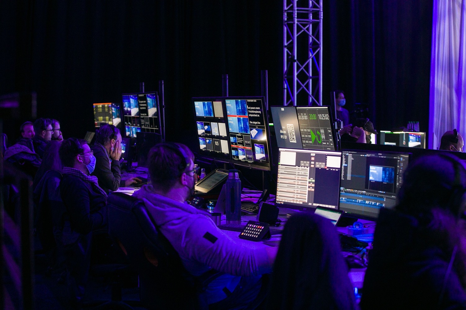Live production team manages the digital DÜRR Open House for international participants
