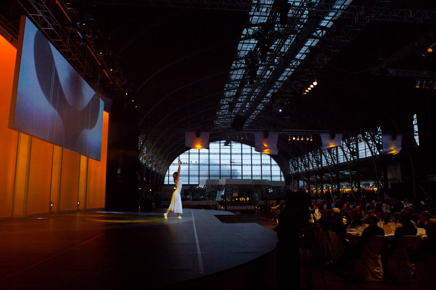 Bühnenperformance bei der Preisverleihung des Europäischen Patentamts Künstlerische Bühnenperformance während der European Inventor of the Year Awardverleihung des Europäischen Patentamts.