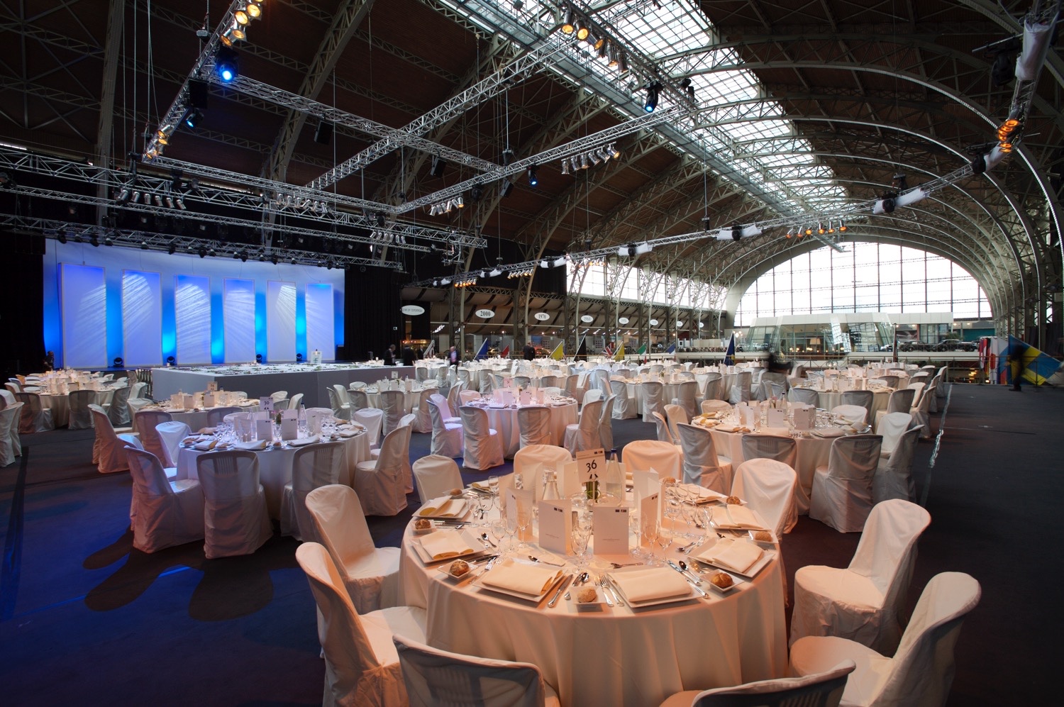 Festlich gedeckter Veranstaltungssaal mit runden Tischen für die European Inventor of the Year Awardverleihung in Brüssel.