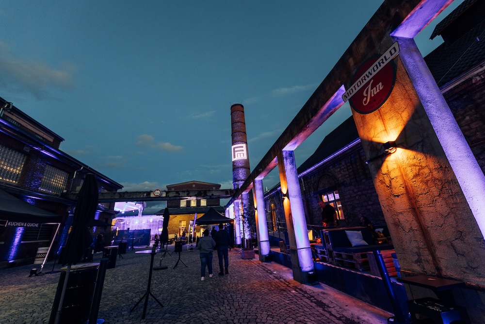 Beleuchtetes Außengelände der FEINMETALL Eventlocation bei Abenddämmerung als atmosphärische Inszenierung der Jubiläumskampagne