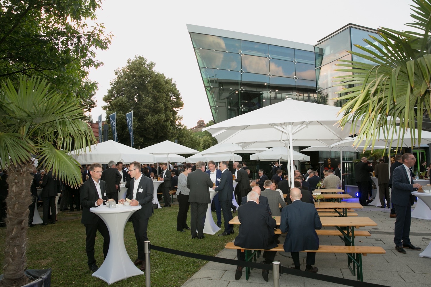 Außenbereich des LBBW Abendevents Steh- und Sitzplätze im Außenbereich des LBBW Führungskräfte-Events mit Networking-Atmosphäre