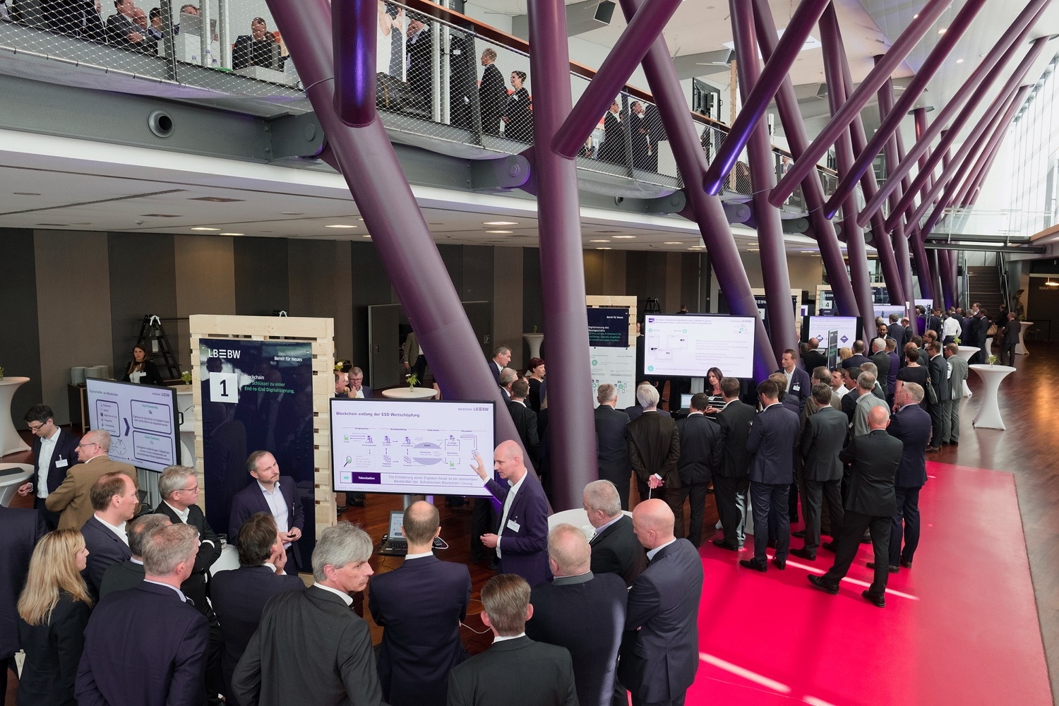 Interaktive Themenstände beim LBBW Change Event Führungskräfte informieren sich an interaktiven Themenständen der LBBW Tagung