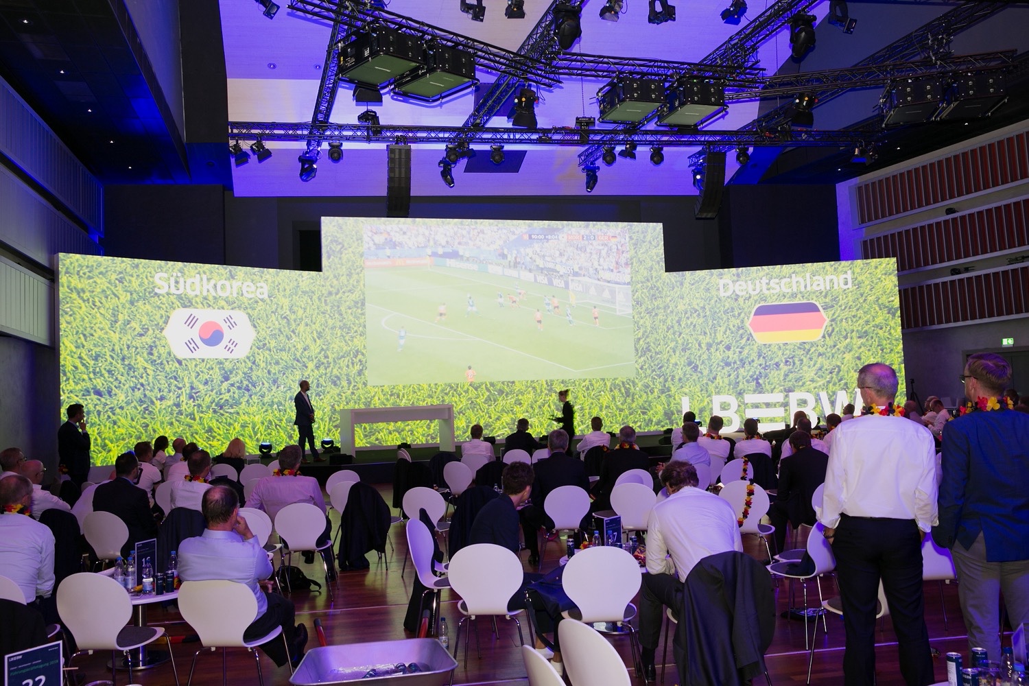 Fußball-Stream beim LBBW Abendevent Teilnehmer verfolgen einen Deutschland Fußball-Stream beim Networking-Event der LBBW