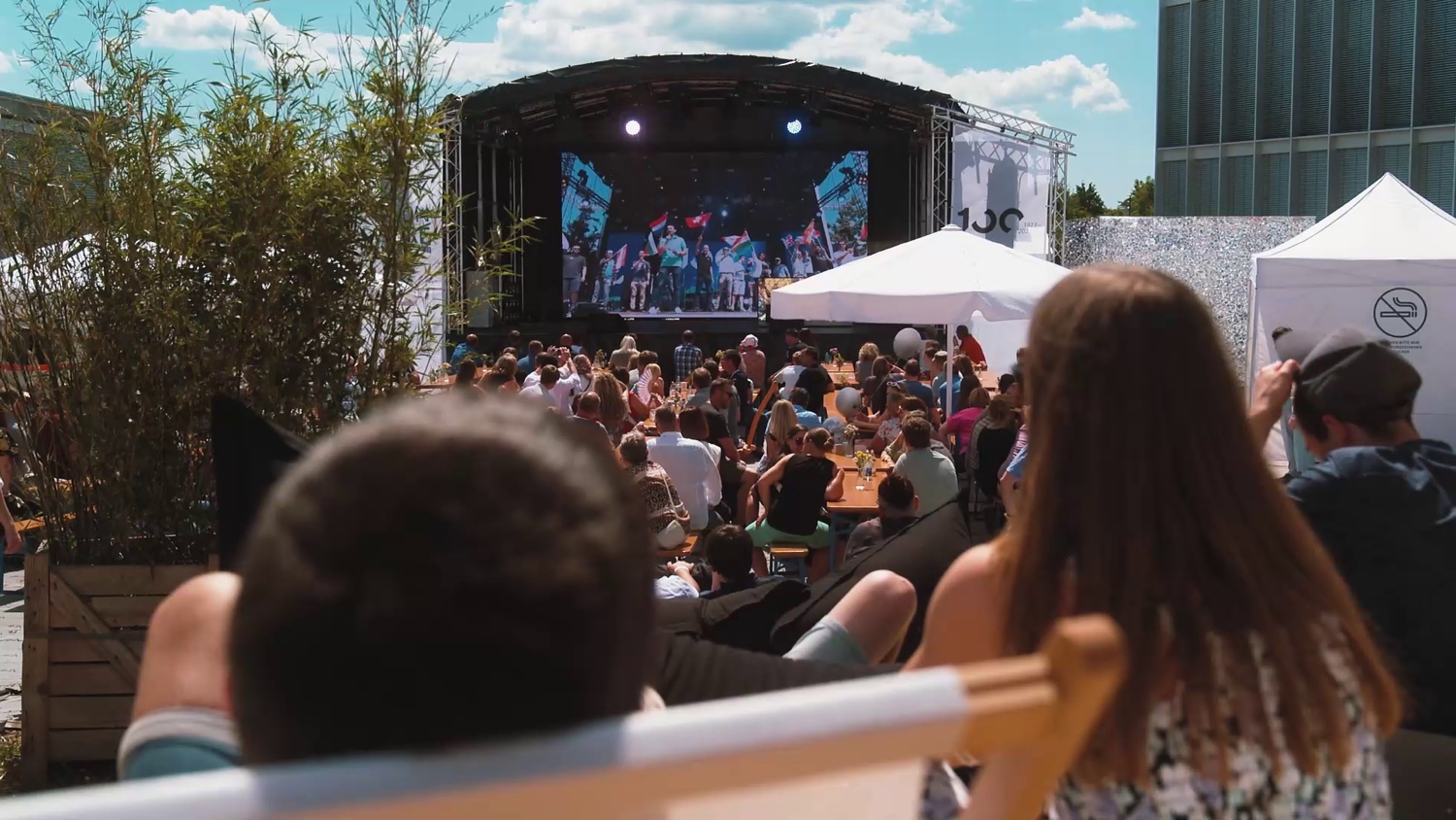 Summer outdoor area at the TRUMPF 100 Family Festival: Mission Future A summery outdoor area with deckchairs and a large live stage at the TRUMPF 100 Mission Future Family Festival