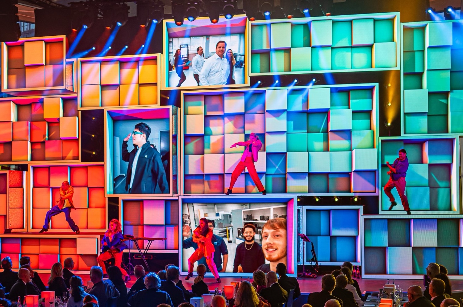 Bühnenperformance der TRUMPF 100 Gala mit spektakulärem LED-Bühnendesign und immersiver Eventinszenierung.