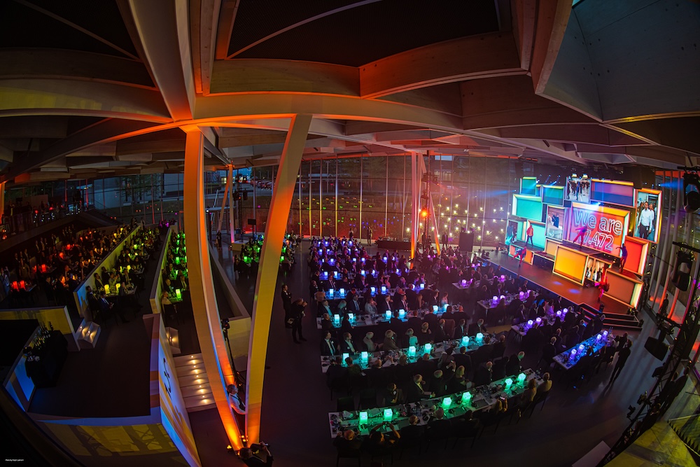 Innenansicht der TRUMPF 100 Gala mit LED Stage, langen Gala-Tischen und steuerbarer Lichtinszenierung im Blautopf.