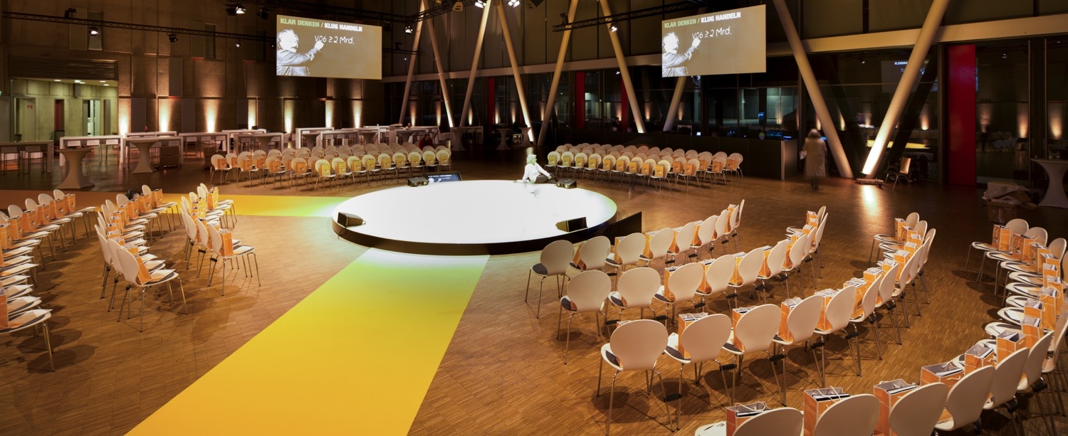 Unbesetzte Stuhlreihen vor Beginn der VHV Jahresauftakttagung im modernen Event-Setup