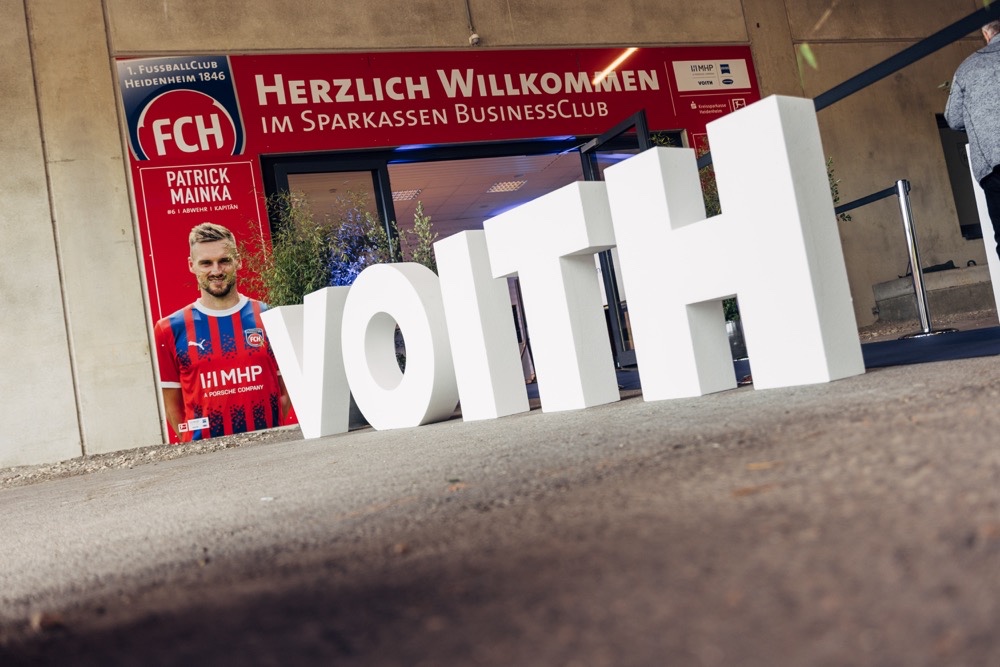 Voith Jubilarfeier Eventlocation mit 3D Firmenlogo Eingang der Voith Jubilarfeier mit prominentem 3D-Firmenlogo als Markeninszenierung