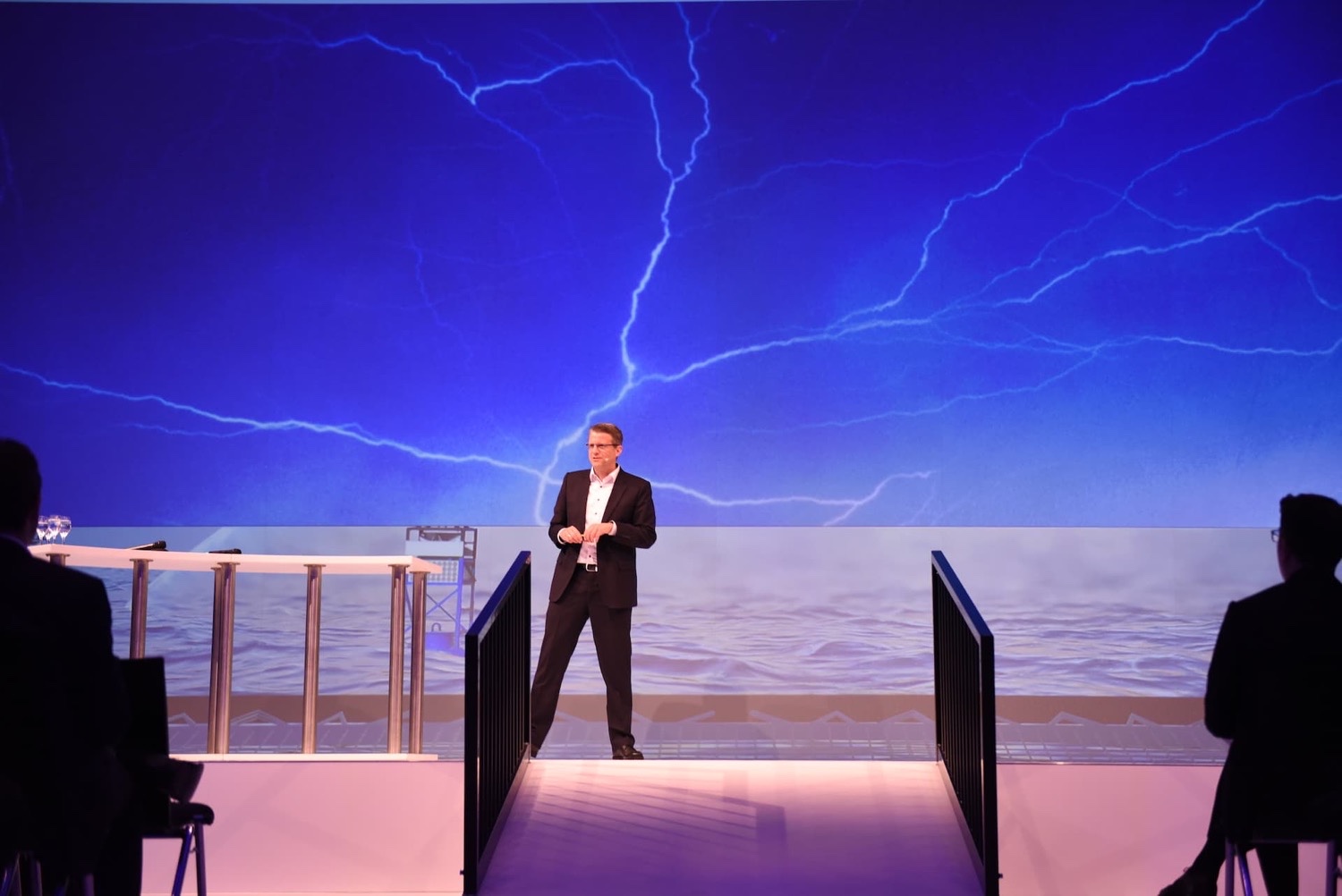 Moderator beim Voith Turbo Change Event auf der Bühne Moderator präsentiert auf der Stage des Voith Turbo Change Events die Change-Story für Führungskräfte