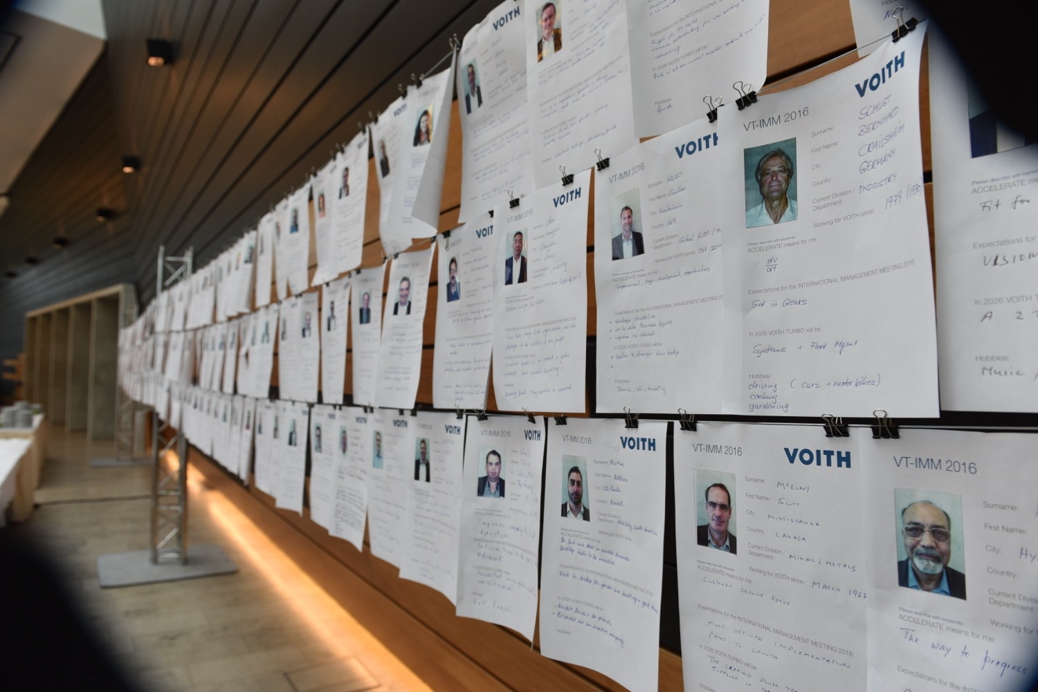 Crew-Wall beim Voith Turbo Change Event Crew-Wall mit Mitarbeitenden-Porträts als interaktives Element des Voith Turbo Change Events