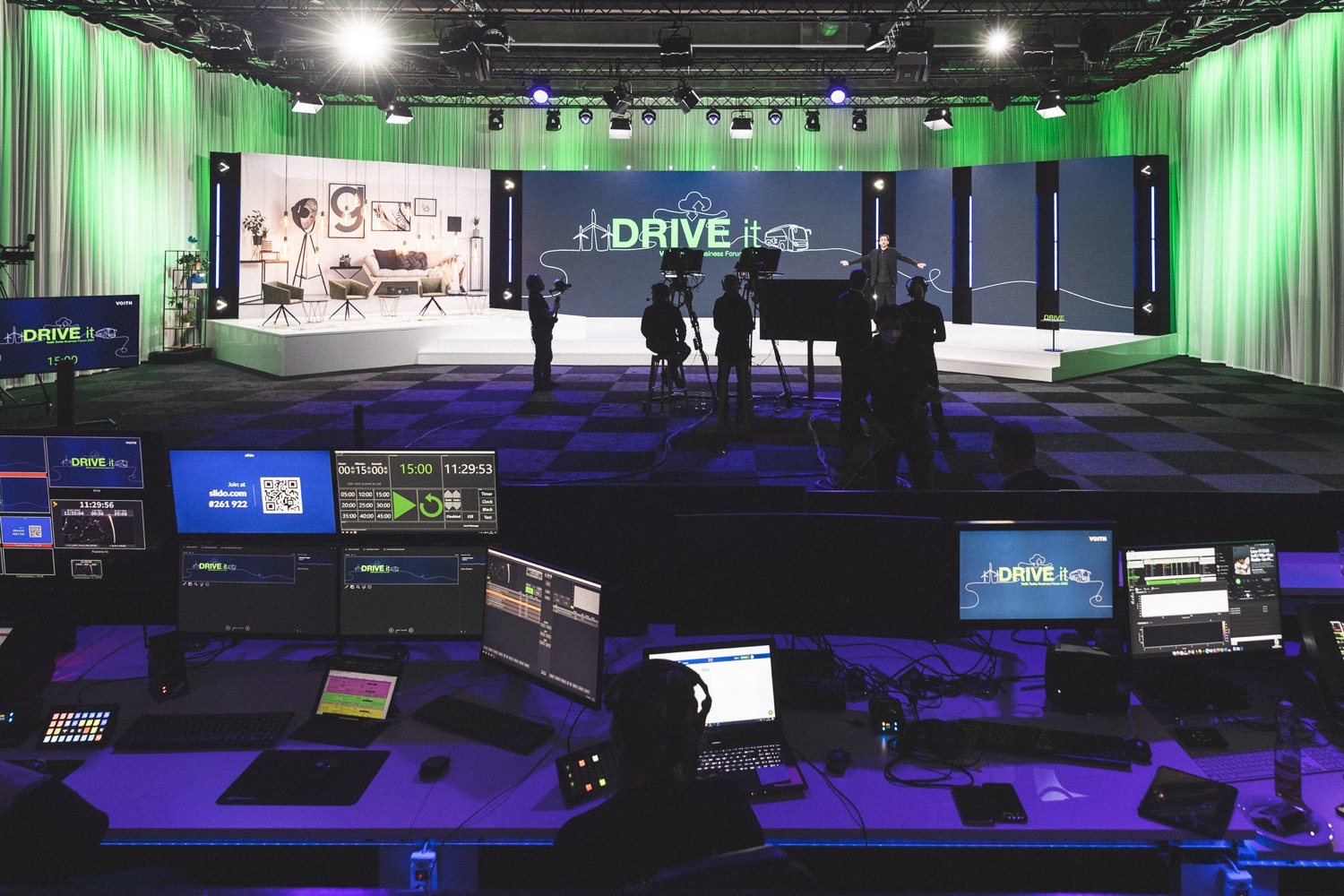 Blick ins Produktionsstudio mit Kamera, Live-Regie, Team und Bühne für das internationale Digital Event von Voith Turbo.